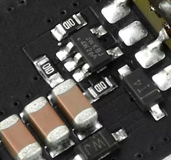 Nahaufnahme einer bestückten Leiterplatte mit SMD-Bauteilen