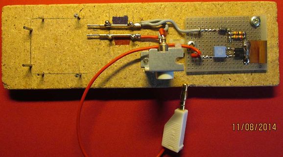 Elektronischer Aufbau auf Holzbrett mit Lochrasterplatine