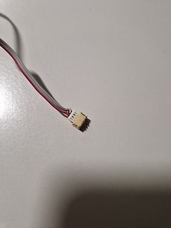 Kleiner weißer Stecker mit rot-weißem Kabel
