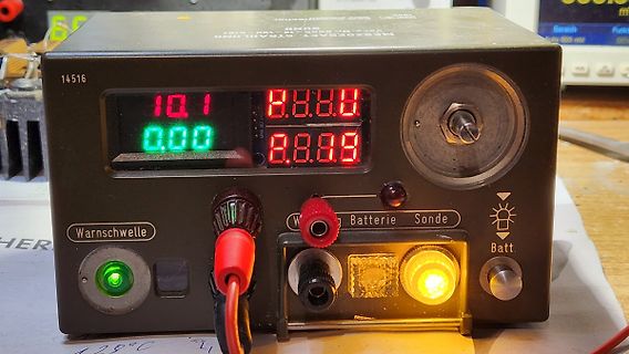 Messgerät mit LED-Anzeigen und Anschlüssen