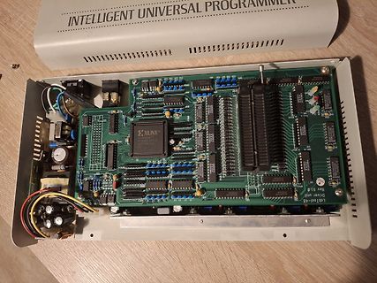 Offenes Gehäuse eines LabTool-45 Intelligent Universal Programmers