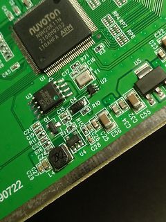Nahaufnahme einer bestückten Leiterplatte mit Nuvoton Mikrocontroller