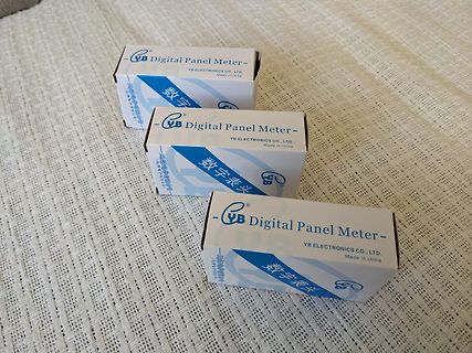 Drei Schachteln Digital Panel Meter