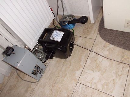 Elektrische Winde und Netzteil auf Fliesenboden