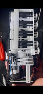 Mechanismus eines elektrischen Spielzeugautos mit Zahnrädern und Motor
