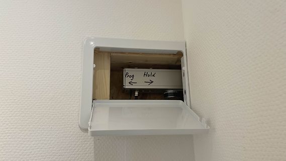 Geöffneter Wandanschluss mit elektronischem Bauteil