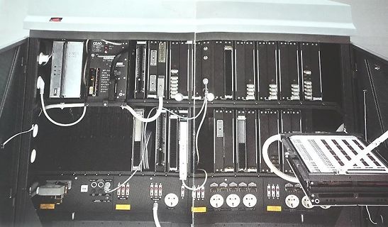 Rackmontierte Elektronikmodule in einem Gehäuse