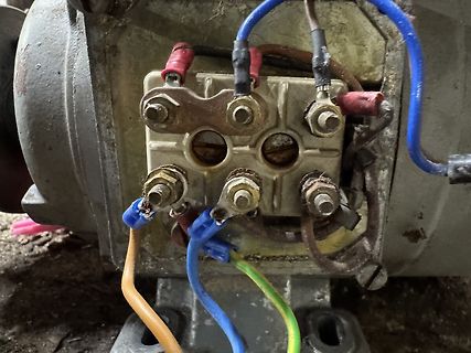 Elektrische Anschlüsse eines Elektromotors