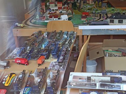 Modellbahnanlage mit Spielzeugautos und Häusern