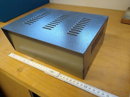 Metallgehäuse mit Lüftungsschlitzen und Maßband