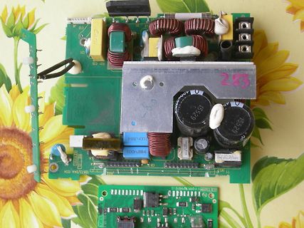 Leiterplatte eines Netzteils mit Spulen und Kondensatoren
