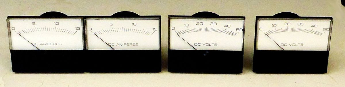 Vier analoge Messinstrumente für DC Ampere und DC Volts