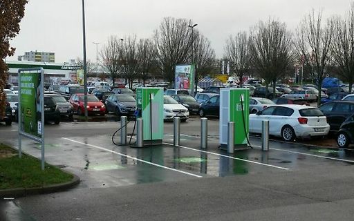 Elektroauto-Ladestationen auf einem Parkplatz