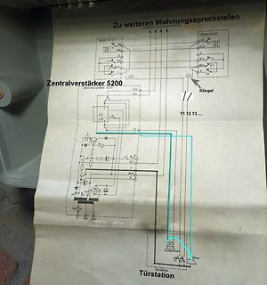 Schaltplan einer Türstation und eines Zentralverstärkers