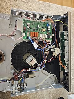 Innenansicht eines geöffneten elektronischen Geräts mit Platine und Kabeln