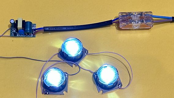 Aufbau mit Netzteilmodul und drei leuchtenden LEDs