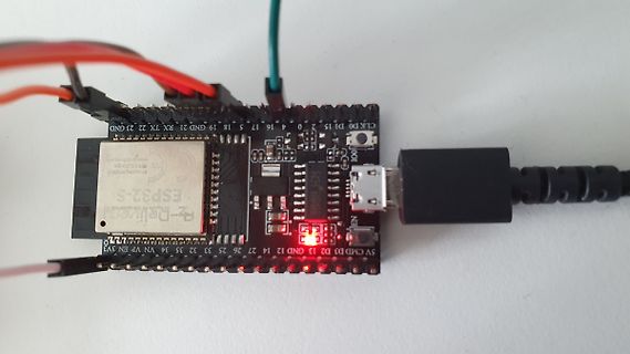 ESP32-S Mikrocontroller-Board mit Verkabelung