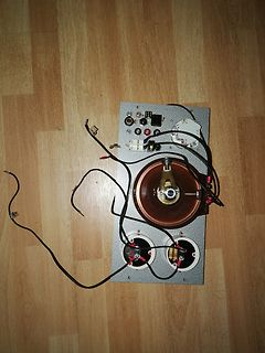Offene Elektronikkomponenten auf Holzboden