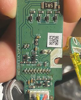 Foto einer grünen Leiterplatte mit elektronischen Bauteilen