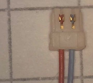 Stecker mit roten und blauen Kabeln