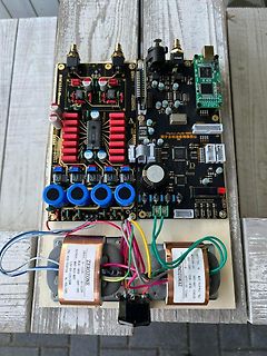 Leiterplatten mit Transformatoren und elektronischen Bauteilen