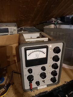 Labornetzteil mit analoger Anzeige