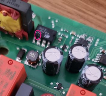 Nahaufnahme einer Leiterplatte mit elektronischen Bauteilen