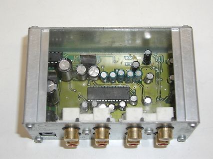 Geöffnetes Elektronikgerät mit Leiterplatte und Cinch-Buchsen