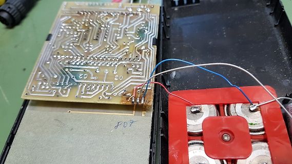 Geöffnete Elektronik mit Leiterplatte und Batteriefach