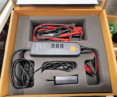 Inhalt eines Netzteils in einer Verpackung