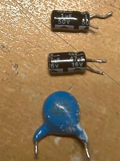 Elektrolytkondensatoren auf Holzuntergrund
