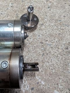 Metallische Bauteile mit Wellen und Flanschen