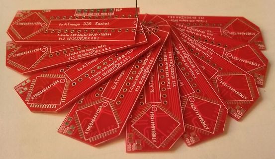 Mehrere rote ATmega644/1284 Adapterplatinen