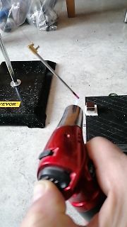 Person hält Feuerzeug an Metallstab