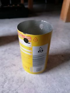 Gelber Joghurtbecher auf Boden