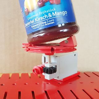 Glas Marmelade auf mechanischem Aufbau