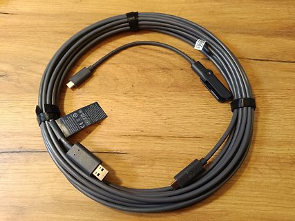 USB-C auf USB-A Kabel auf Holztisch