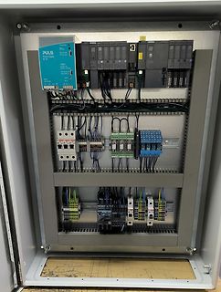 Schaltschrank mit Netzteil und Schützschaltung