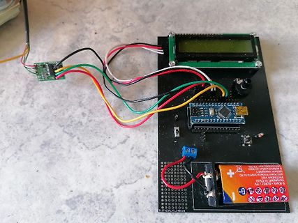 Elektronik-Aufbau mit Mikrocontroller, LCD und 9V-Batterie
