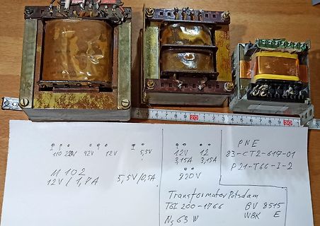 Drei Transformatoren mit handschriftlichen Notizen