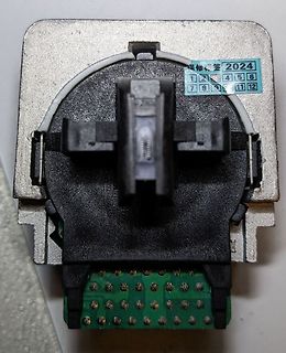 Rückansicht eines elektronischen Bauteils mit Prüfaufkleber