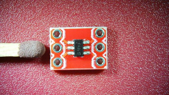 Kleine rote Leiterplatte mit IC und Lötpads
