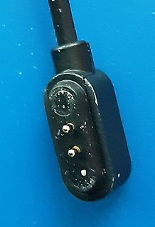 Stecker eines USB-Kabels mit Kontakten