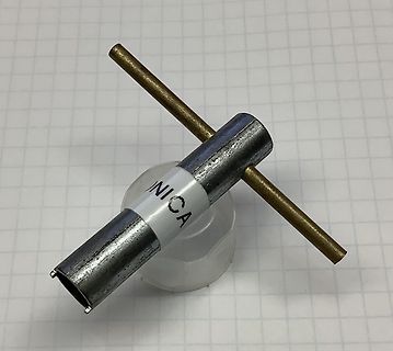 Metallrohr mit Aufschrift und Messstift