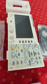 Handheld-Oszilloskop auf rotem Untergrund
