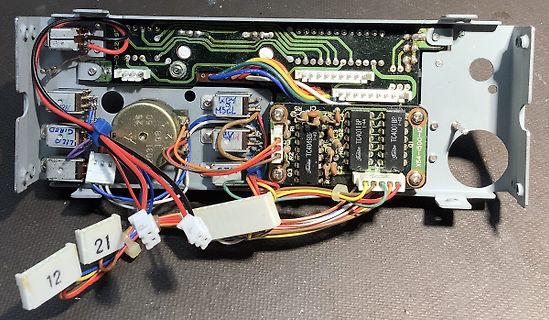 Innenansicht eines elektronischen Geräts mit Verdrahtung und Leiterplatte