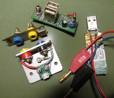 Verschiedene Leiterplatten mit USB-Buchsen und Steckverbindern