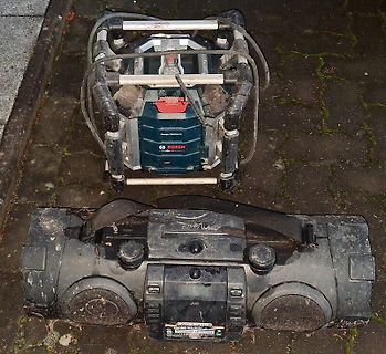 Bosch Werkzeug und JVC Radio auf Pflastersteinen