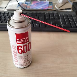 Dose Kontaktreiniger auf Schreibtisch