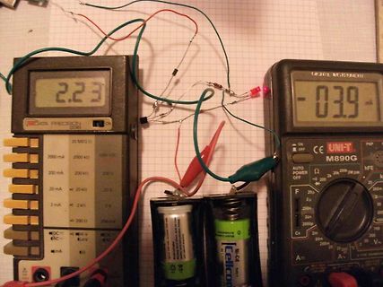 Messaufbau mit Multimetern, Batterien und LED